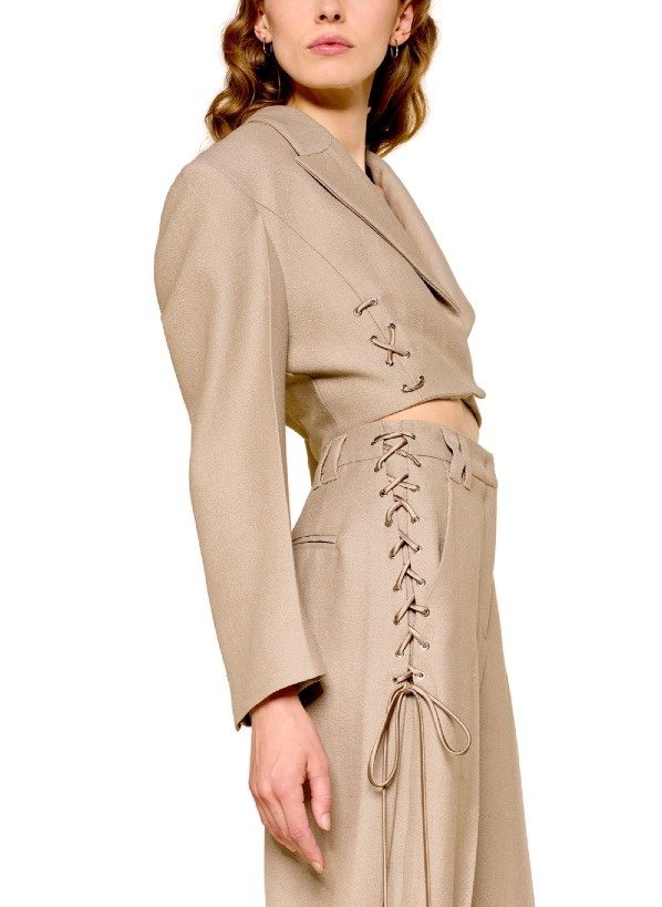 Model in beigem Trenchkleid