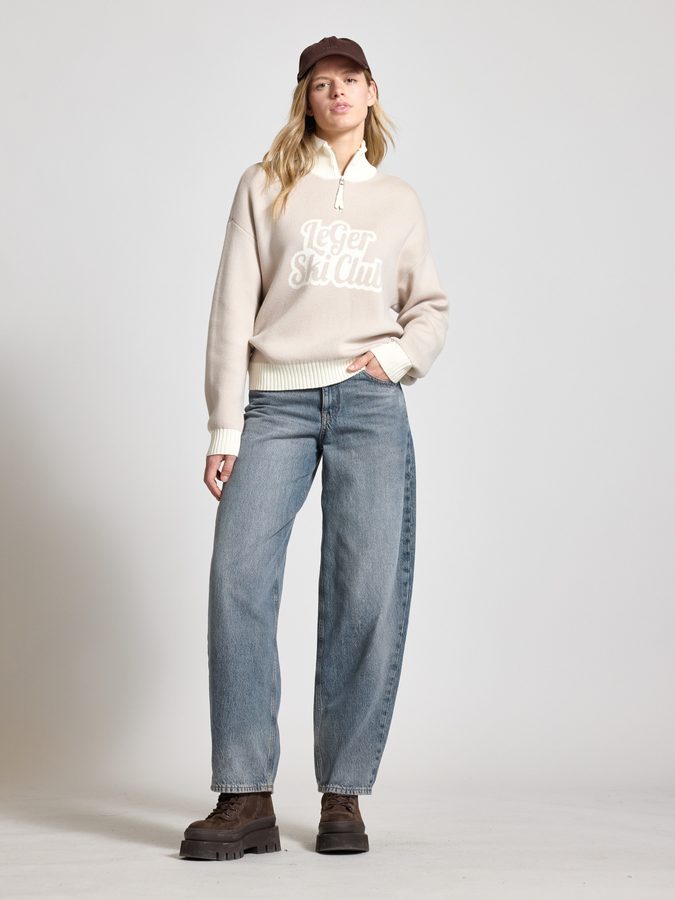 Model in Hoodie und Jeans