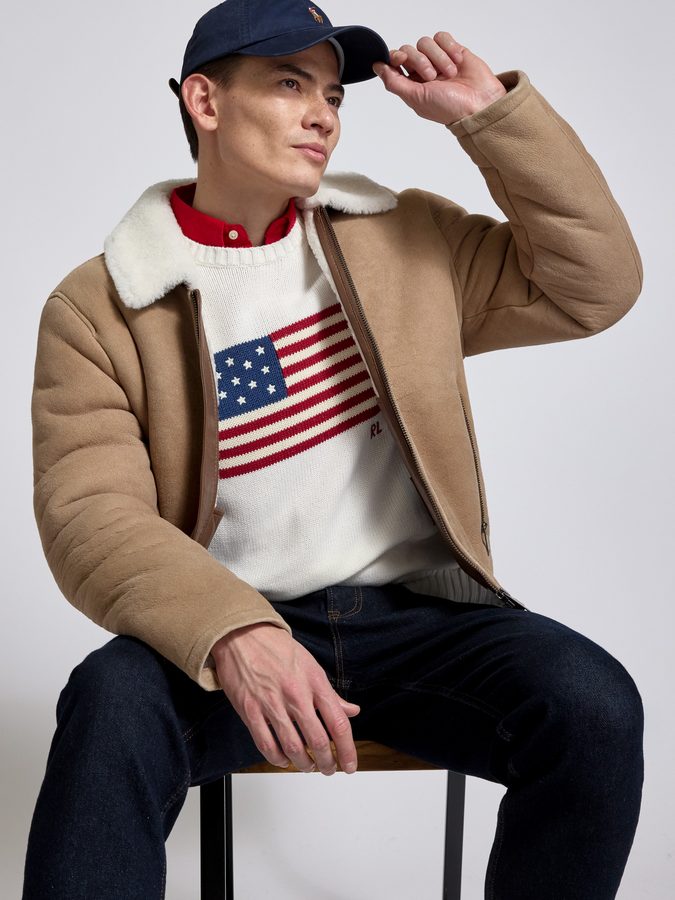 Model mit Cap und Strickpullover