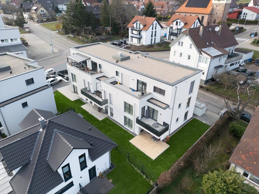 Mehrfamilienhaus aus der Luft mit Garten