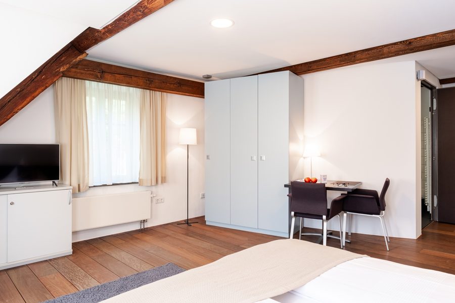 Hotelzimmer mit alten Holzbalken