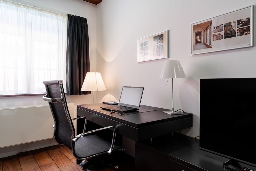 Arbeitsplatz mit Leuchte im Hotelzimmer